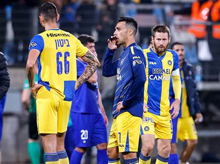 ככל הנראה עם איש אחר על הקווים (צילום: מאור אלקסלסי)