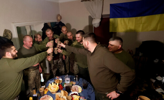 חיילים אוקראינים חוגגים את השנה החדה (צילום: קלודף קילקוין, רויטרס)
