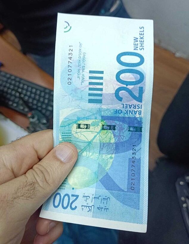 שטרות מזויפים שנתפסו בבני ברק (צילום: משטרת ישראל)