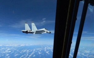מטוס קרב סיני התקרב למטוס ביון אמריקני (צילום: reuters)