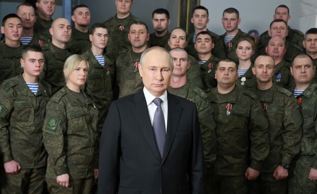 פוטין בביקור במפקדת הצבא עם הניצבת הקבועה (צילום: reuters)