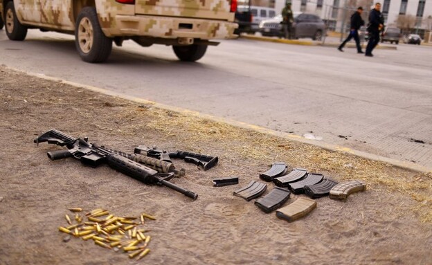 חלק מהנשק שנתפס לאחר המתקפה על בית הסוהר במקסיקו (צילום: רויטרס)