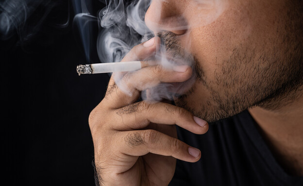 גבר מעשן. אילוסטרציה (צילום: GBJSTOCK, shutterstock)