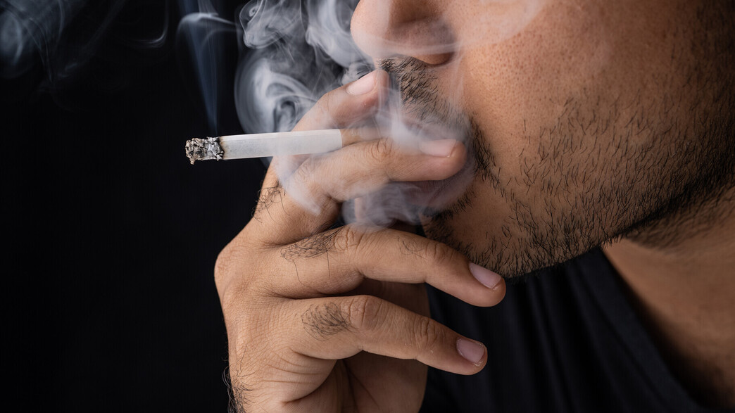 גבר מעשן. אילוסטרציה