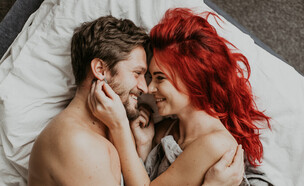 חוגגים אהבה - זוג במיטה (צילום: Dmytro_Kapitonenko, shutterstock)