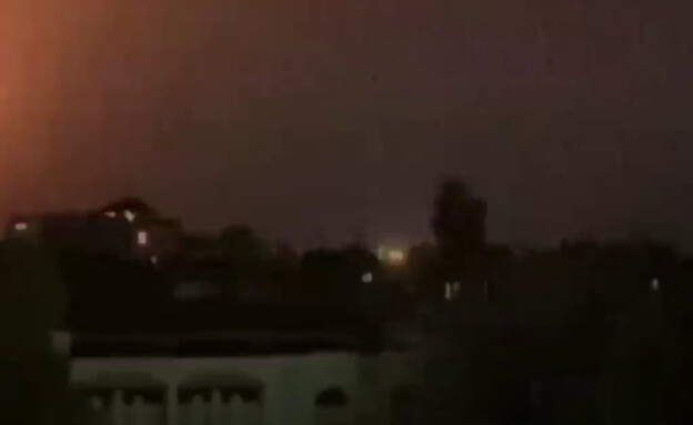 חלק מהתקיפה הלילה בנמל התעופה בדמשק (צילום: sky news)