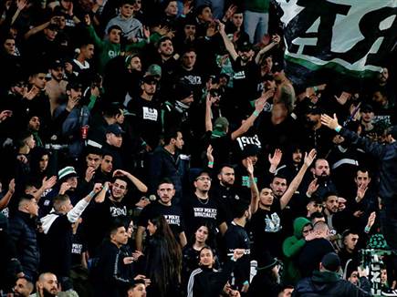 תחת מחאה, אוהדי מכבי חיפה הגיעו לסמי עופר (צילום: אלן שיבר)