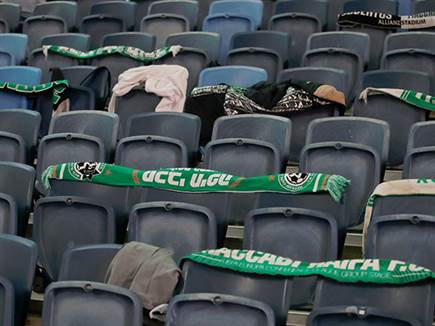 ועל רקע הכל - עמדה המחאה (צילום: אלן שיבר)