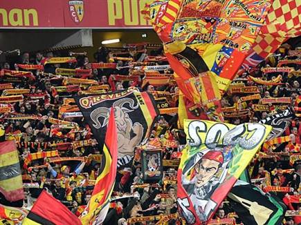 הקהל הביתי נהנה מההצגה של שחקניו (Gettty