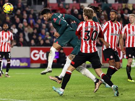 אוקסלייד צ'מברליין נגח פנימה (GETTY)