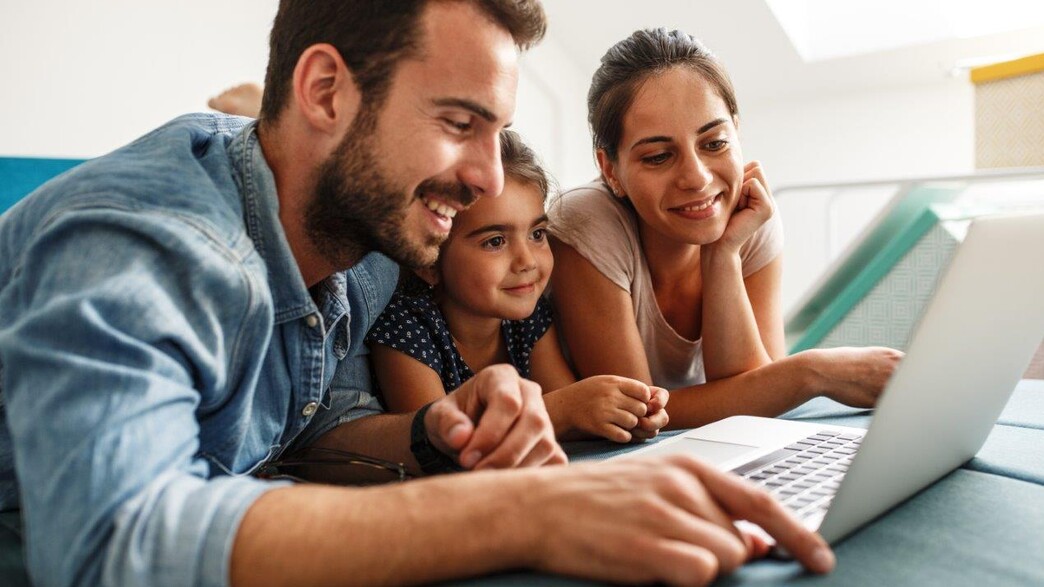 משפחה צופה בתוכן 