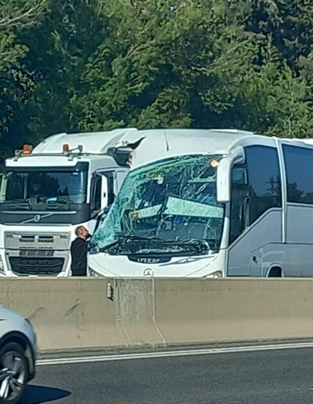 תאונה בכביש 1 בין אוטובוס לרכב הסעות