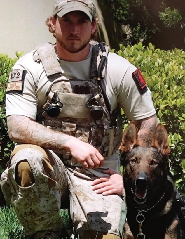 הכלב והמפעיל (צילום: U.S. Navy)