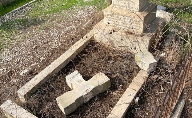 ניפוץ קברים נוצרים על ידי יהודים (צילום: אוליבר הרסי)