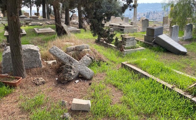 ניפוץ קברים נוצרים על ידי יהודים (צילום: אוליבר הרסי)