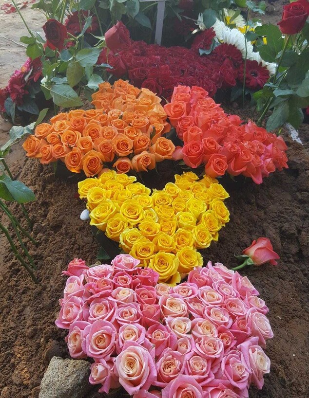 לבבות של פרחים מיוחדים בהלוויה (צילום: סופיה בע״מ)