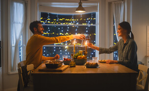 חוגגים אהבה - ארוחה רומנטית בבית (צילום: Gorodenkoff, shutterstock)