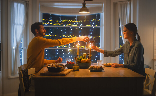 חוגגים אהבה - ארוחה רומנטית בבית (צילום: Gorodenkoff, shutterstock)