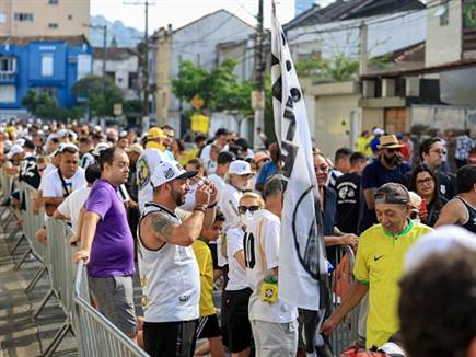 אלפים חולקים כבוד אחרון (Getty)