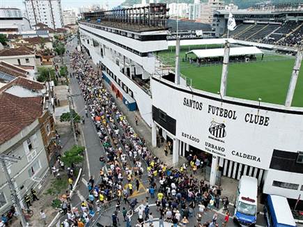 תורים ארוכים בחוץ (Getty)