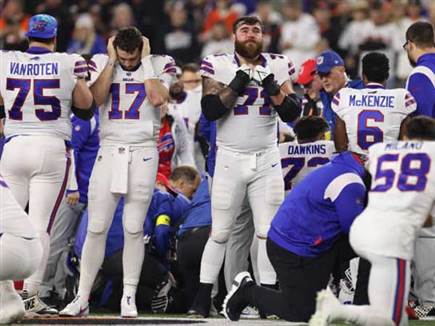 חבריו ההמומים לקבוצה במהלך הטיפול (GETTY)