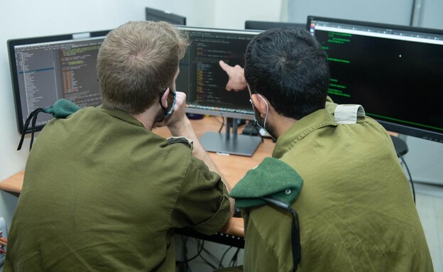 חיילי ענף חדשנות דיגיטלית בחטיבת המחקר באמ