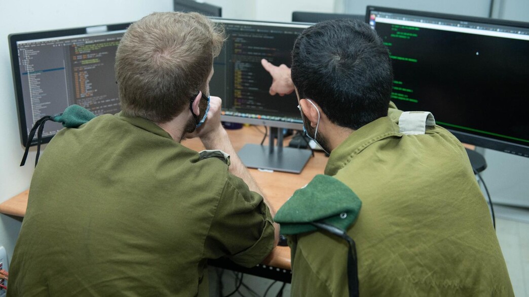 חיילי ענף חדשנות דיגיטלית בחטיבת המחקר באמ"ן (צילום: צה"ל, דובר צה"ל)