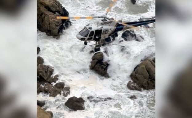 פעולות החילוץ של נוסעי הרכב בתאונה בקליפורניה (צילום: AP)