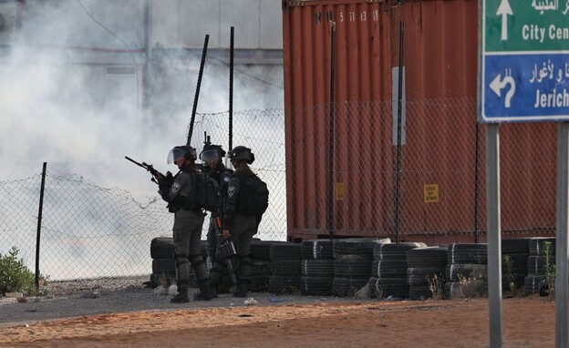 לוחמת מג''ב ולוחמים בפעילות (צילום: ABBAS MOMANI/AFP/GettyImages)