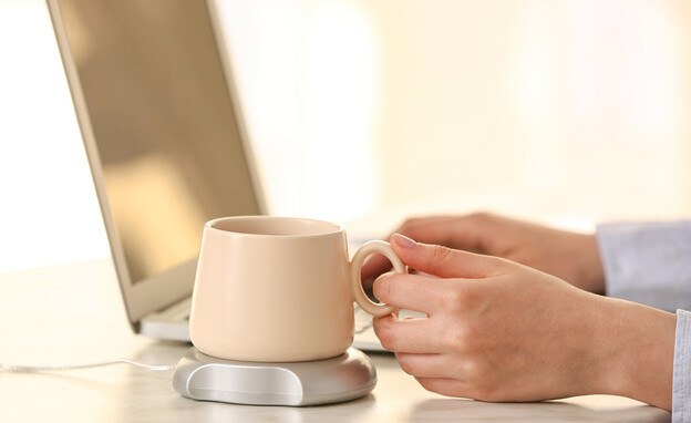 Jוגגים אהבה - כוס קפה עם חימום (צילום: Pixel-Shot, shutterstock)