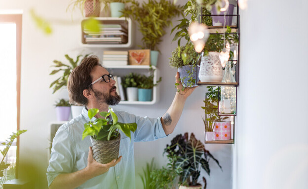 חוגגים אהבה - גבר עם צמחים (צילום: pikselstock, shutterstock)