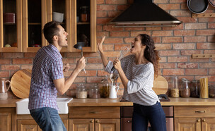 חוגגים אהבה - ארוחה הופעה (צילום: fizkes, shutterstock)