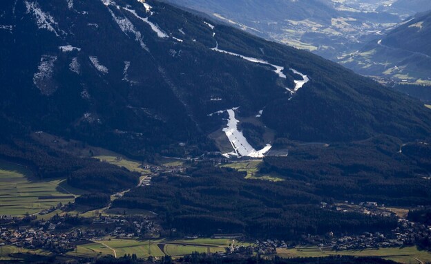 השלג מצטמצם על הרי האלפים בשוויץ (צילום: AP)