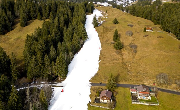 השלג מצטמצם על הרי האלפים בשוויץ (צילום: AP)