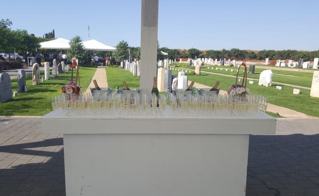 כוסות שמפנייה בהלוויה (צילום: סופיה בע״מ)