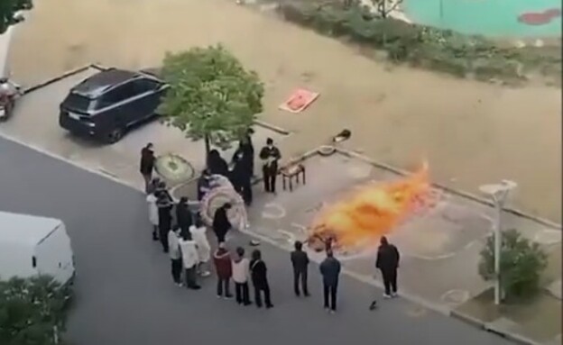 שריפת הגופות ברחובות סין (צילום: טוויטר)