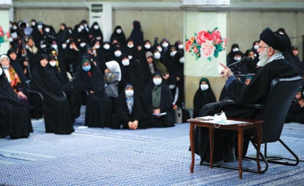 מנהיג איראן ח'אמנאי בפגישה עם נשים בעקבות המחאה