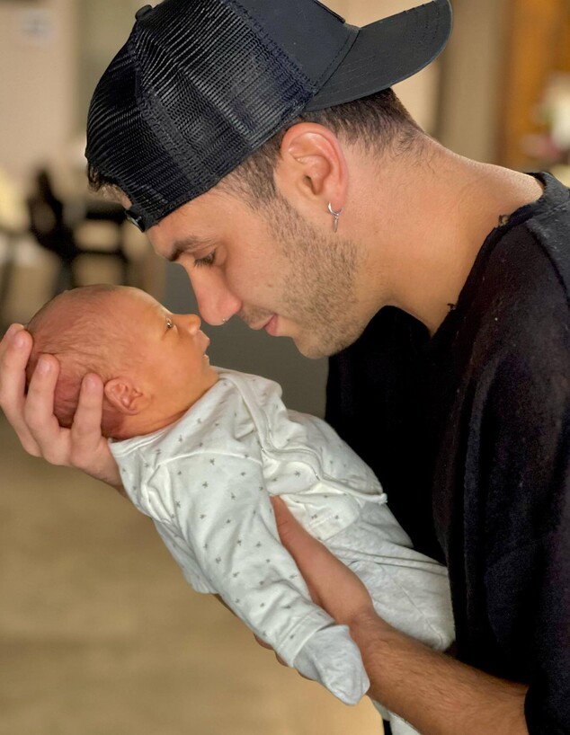 קווין רובין, דניאל קריסטיה והתינוק (צילום: מתוך אינסטגרם, instagram)
