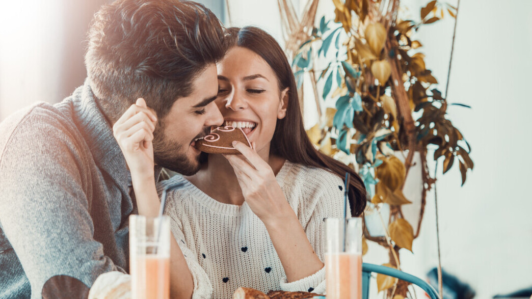 חוגגים אהבה - זוג אוכל חוגגים אהבה - זוג אוכל