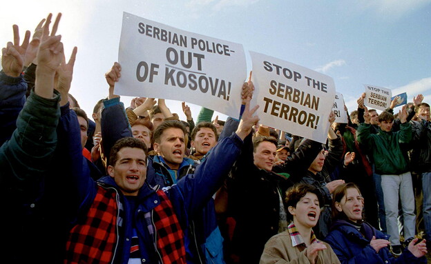 פרישטינה קוסובו הפגנה 1998 (צילום: Northfoto, shutterstock)