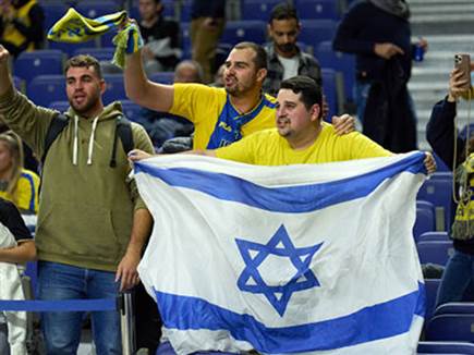 הערב התחיל עם חיוך מבחינתם. אוהדי מכבי (GETTY)