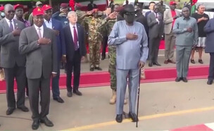 נשיא דרום סודן תועד משתין במכנסיים