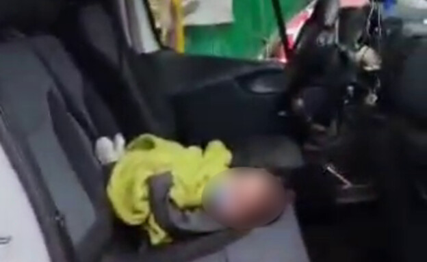 תינוק שוכב ברכב ללא כסא בטיחות (צילום: אור ירוק)