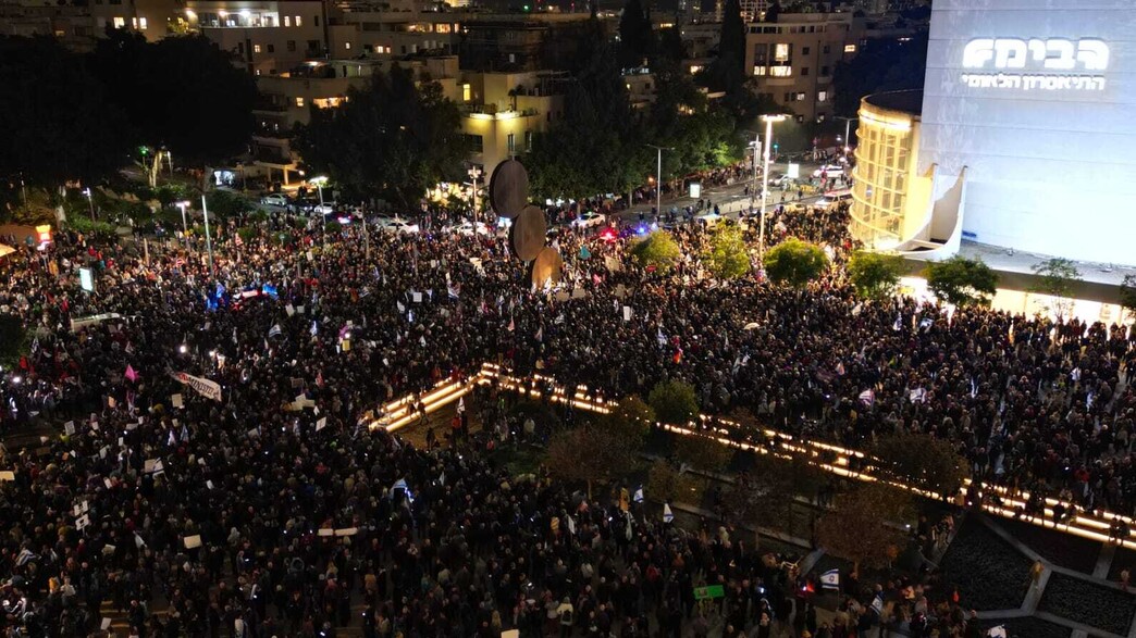 אלפים מפגינים בכיכר הבימה נגד המהפכה המשפטית (צילום: דובי עופר)