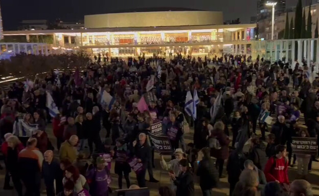 אלפים מפגינים בכיכר הבימה נגד הממשלה והמהפכה המשפט (צילום: עומדים ביחד)