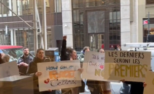 הפגנה מחוץ לרולינג סטון (צילום: מתוך עמוד הטוויטר של "Pop Crave"", סעיף 27א לחוק זכויות יוצרים)