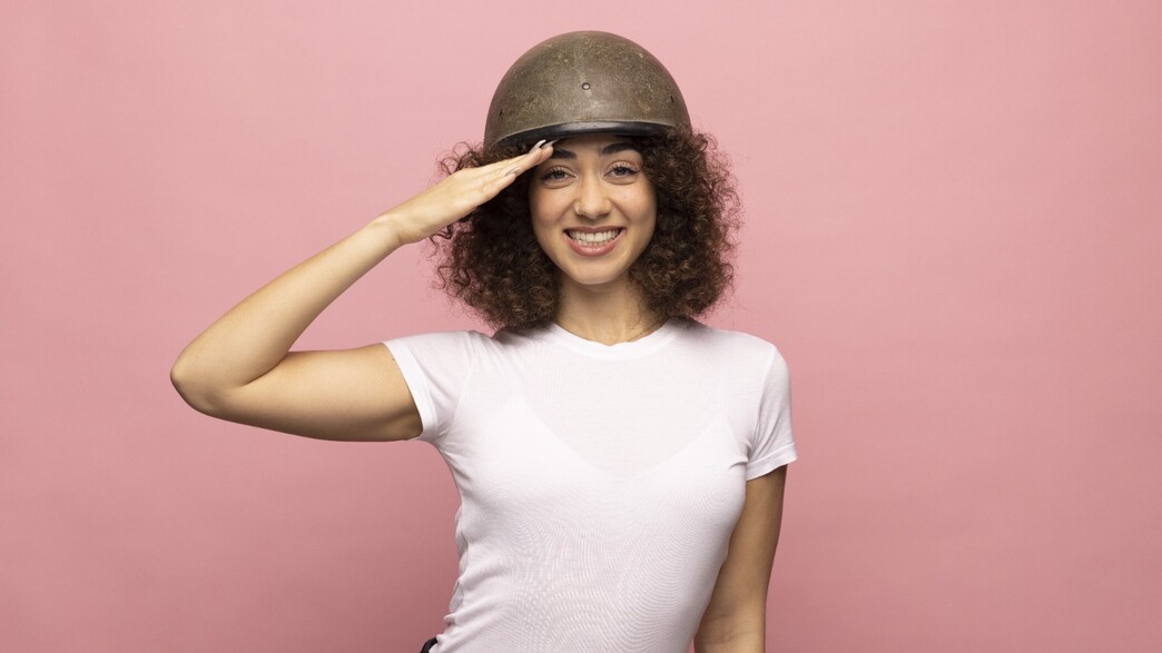 שוזאונליין מבצע חיילים מצדיעה שוזאונליין מבצע חיילים מצדיעה