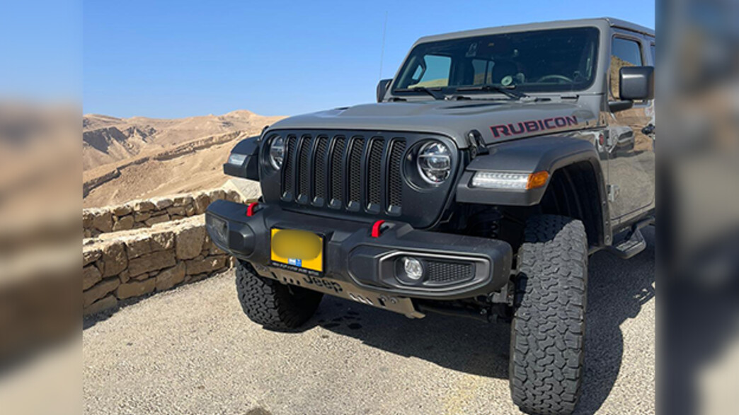 שועל הרס את רכב היוקרה שועל הרס את רכב היוקרה