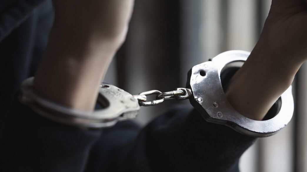 מעצר, אזיקים, חשוד