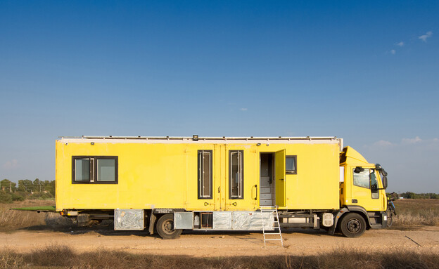 בית המשאית, סלון  (צילום: נטלי רויזין ואהוד נדל)